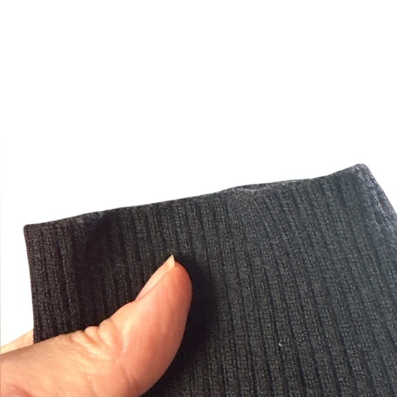 Calvin Klein women’s extra fine merino wool Black V-Neck long sleeve Sweater - Picture 9 of 9